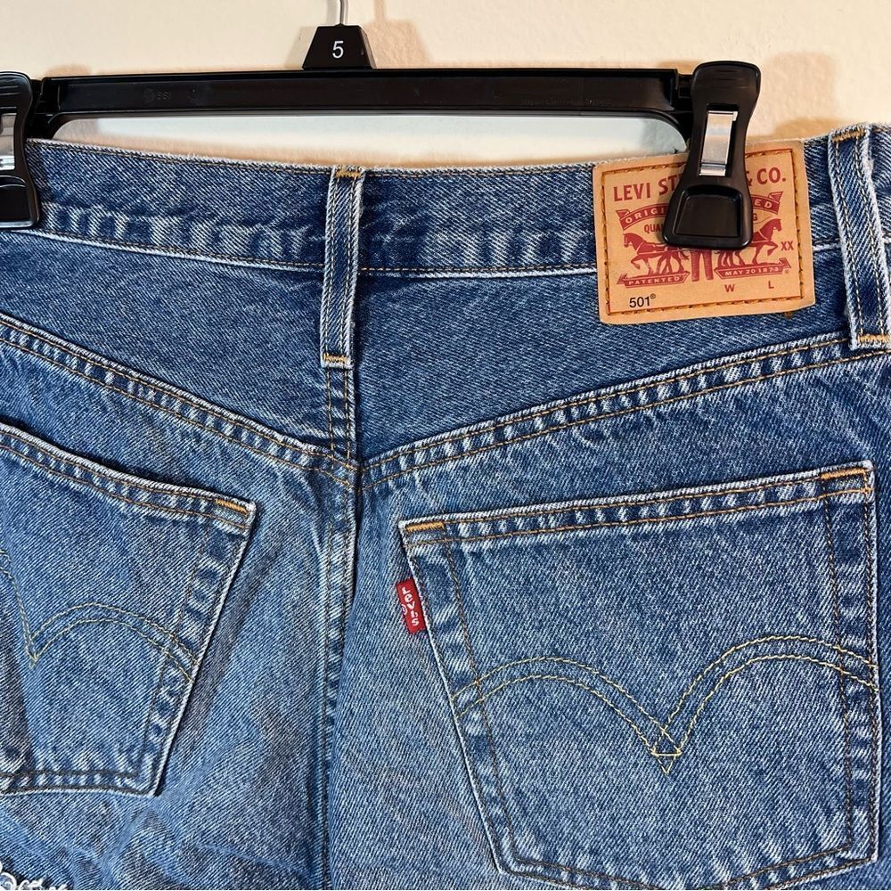 ✨ Levi’s Women’s 501 Distressed Shorts 27 - Picture 6 of 12